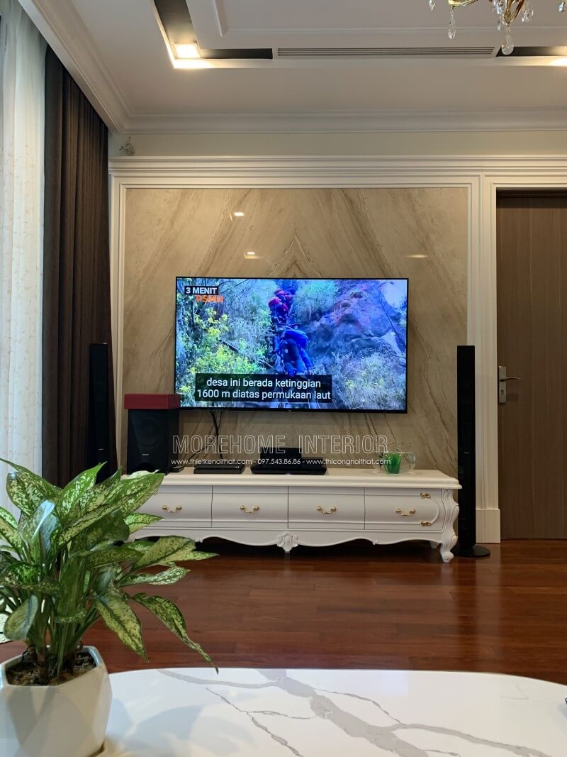 Lắp đặt kệ tivi cao cấp tân cổ điển màu trắng sang trọng