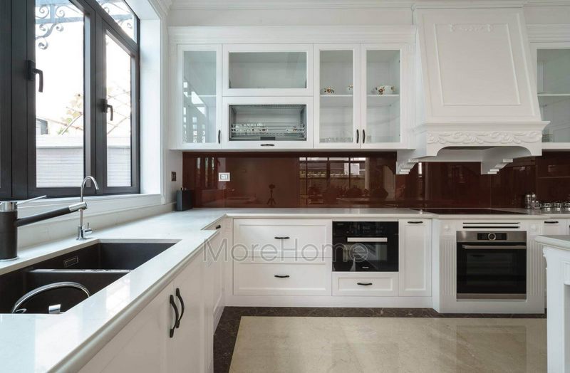 Thi công tủ bếp gỗ tự nhiên mang đậm phong cách tân cổ điển cho biệt thự cao cấp