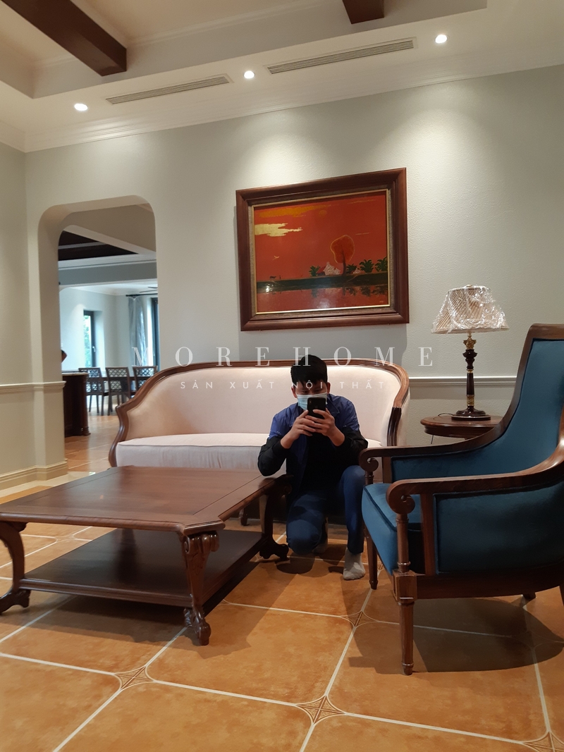 Thi công sofa đơn khung gỗ óc chó bọc nỉ màu xanh coban tân cổ điển chi tiết tỉ mỉ, chạm khắc tinh xảo, đường cong mềm mại thẩm mỹ